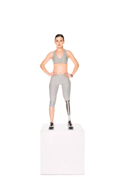 Visão de comprimento total de desportista com deficiência com perna protética em pé com as mãos sobre os quadris isolados em branco — Fotografia de Stock