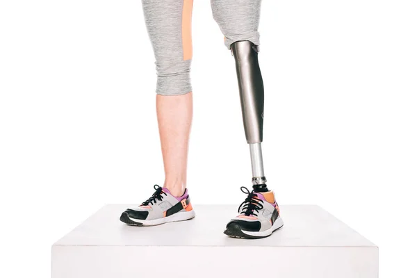Частичный взгляд спортсменки-инвалида с протезной ногой, изолированной на белом — стоковое фото