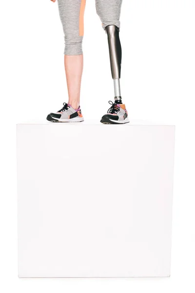 Vue partielle d'une sportive handicapée avec jambe prothétique isolée sur fond blanc — Photo de stock