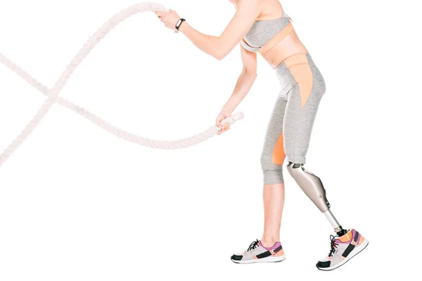 Ausgeschnittene Ansicht einer behinderten Sportlerin mit Beinprothesen-Training mit Seilen isoliert auf weiß — Stockfoto