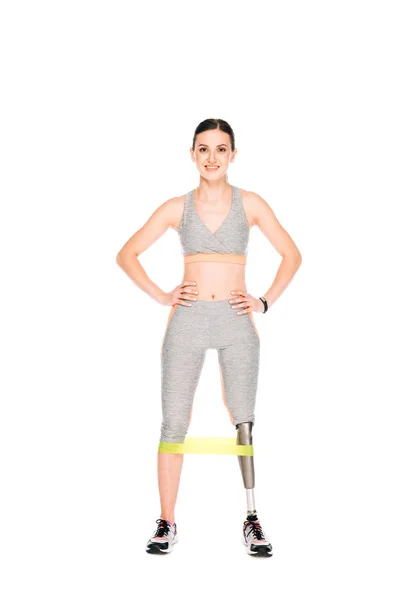 Vista completa de la deportista discapacitada sonriente con banda de resistencia aislada en blanco - foto de stock