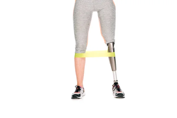 Vista recortada de la deportista discapacitada con banda de resistencia aislada en blanco - foto de stock