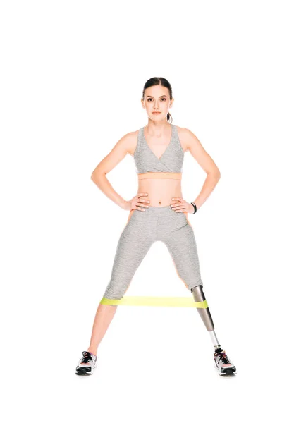 Vue pleine longueur de sportive handicapée avec bande de résistance isolée sur blanc — Photo de stock