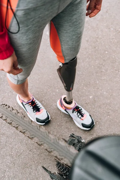 Cropped view of disabled sportswoman with prosthesis on street — Stock Photo