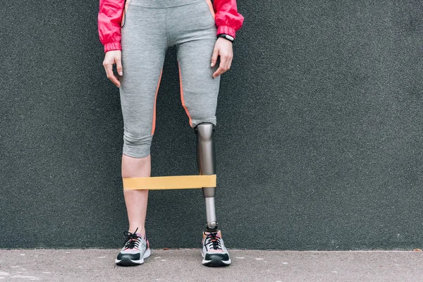 Visão parcial de desportista com deficiência com banda de resistência na rua — Fotografia de Stock