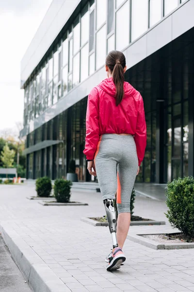 Rückansicht einer behinderten Sportlerin mit Prothese auf der Straße — Stockfoto