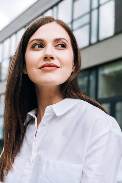 Atraente sorrindo jovem mulher em camisa branca na rua — Fotografia de Stock