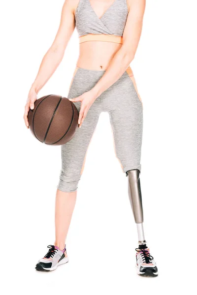 Teilansicht einer behinderten Sportlerin mit Basketballball isoliert auf Weiß — Stockfoto