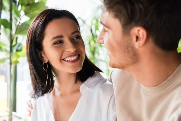 Enfoque selectivo de la mujer feliz mirando al hombre - foto de stock