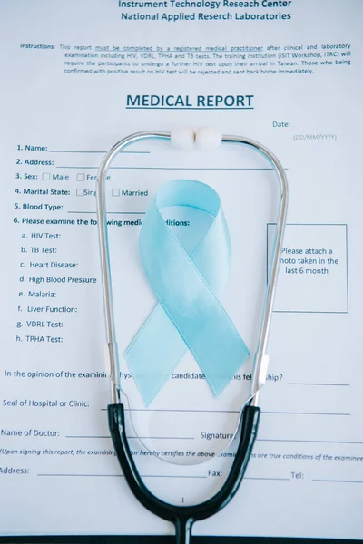 Ruban de sensibilisation bleu et stéthoscope sur le rapport médical — Photo de stock