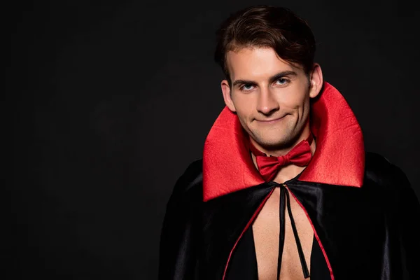 Homme heureux avec noeud papillon rouge et costume d'Halloween isolé sur noir — Photo de stock