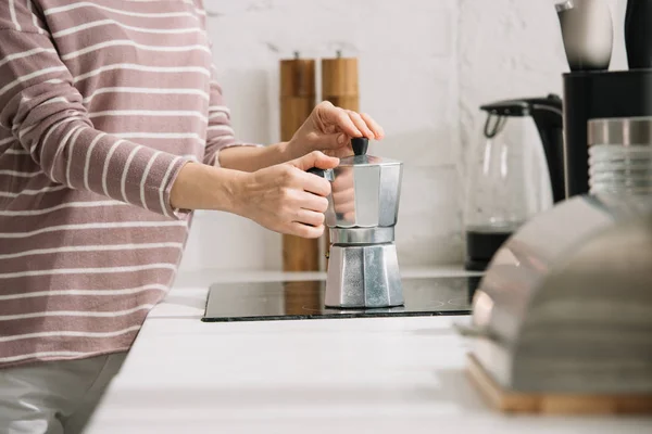 Abgeschnittene Ansicht einer Frau, die Kaffee in einer Geysir-Kaffeemaschine zubereitet — Stockfoto