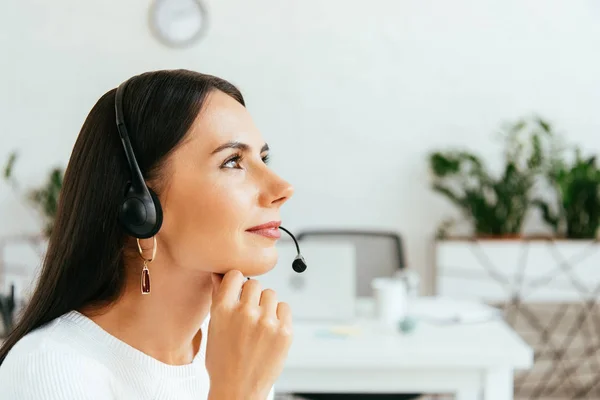 Corredor sonriente en auriculares en la oficina moderna - foto de stock