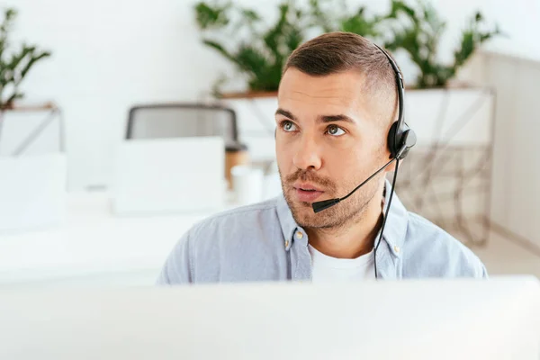 Foco seletivo do operador surpreso na agência de corretores — Stock Photo