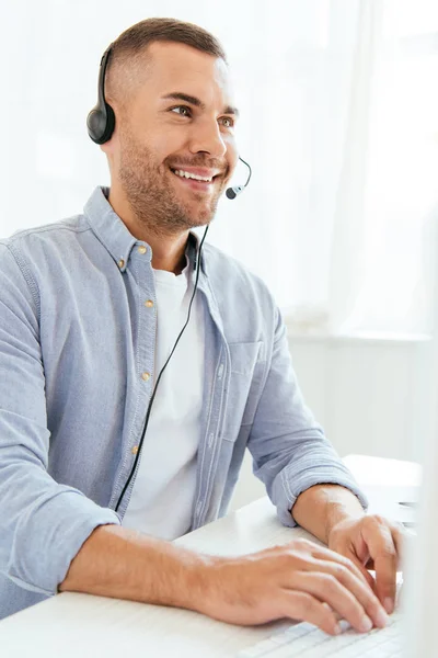 Happy operator in brokers agency typing on computer keyboard — Stock Photo
