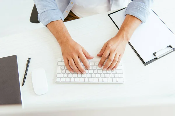 Vista dall'alto del broker digitando sulla tastiera del computer in ufficio — Foto stock