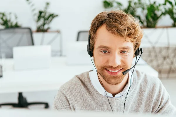 Happy and bearded operator in brokers agency — Stock Photo