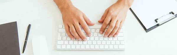 Prise de vue panoramique du courtier tapant sur le clavier de l'ordinateur dans le bureau — Photo de stock