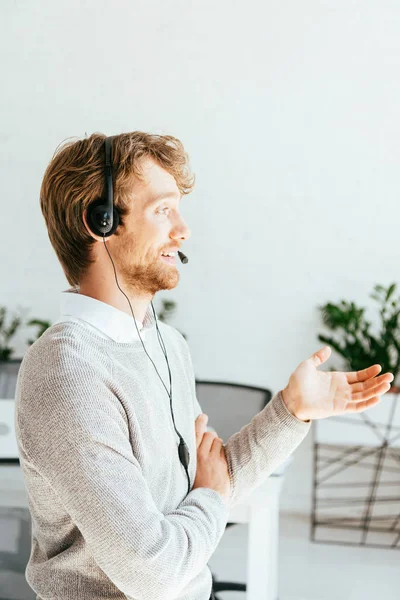 Side view of bearded operator gesturing in brokers agency — Stock Photo