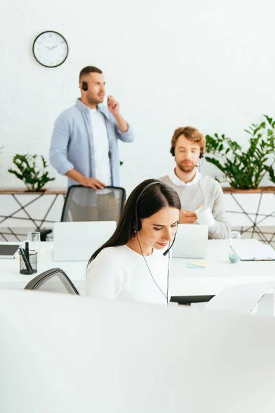 Selektiver Fokus attraktiver Makler, die mit Kollegen im Büro zusammenarbeiten — Stock Photo