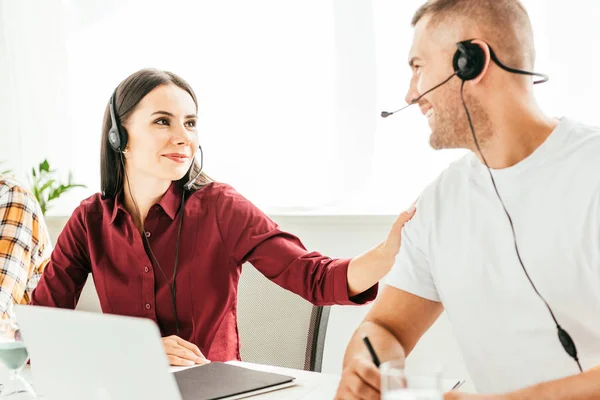 Избирательный фокус брокера касаясь счастливый коллега в офисе — стоковое фото