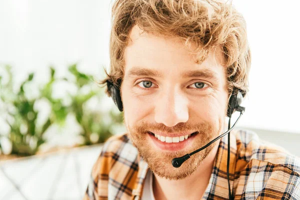 Fröhlicher und bärtiger Makler, der im Büro in die Kamera blickt — Stockfoto