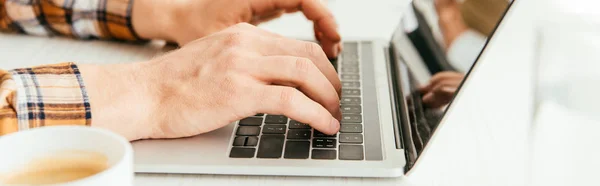 Панорамный снимок брокера, печатающего на клавиатуре ноутбука в офисе — стоковое фото