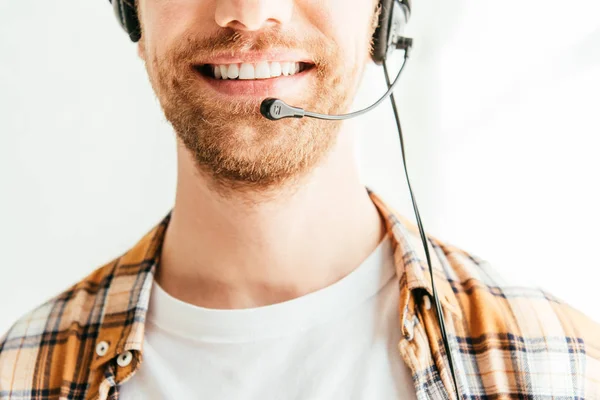 Abgeschnittene Ansicht eines bärtigen Maklers im Headset, der im Büro lächelt — Stockfoto