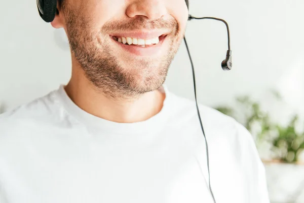 Ausgeschnittener Blick auf positiven Makler im Headset lächelnd im Büro — Stockfoto
