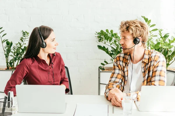 Corredores felices mirándose en la oficina - foto de stock