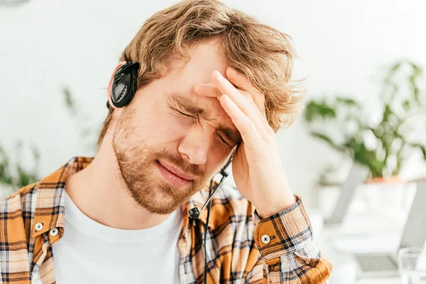 Müder Makler mit Migräne im Amt — Stockfoto