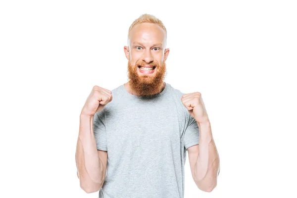 Homem barbudo feliz triunfando em camiseta cinza, isolado em branco — Fotografia de Stock