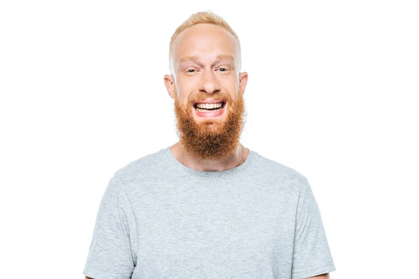 Красивий веселий бородатий чоловік у сірій футболці, ізольований на білому — стокове фото