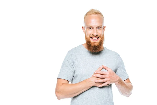 Hombre barbudo feliz cogido de la mano en el corazón, aislado en blanco - foto de stock