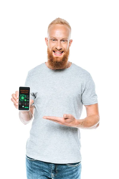 Hombre mostrando teléfono inteligente con aplicación de análisis de marketing, aislado en blanco - foto de stock