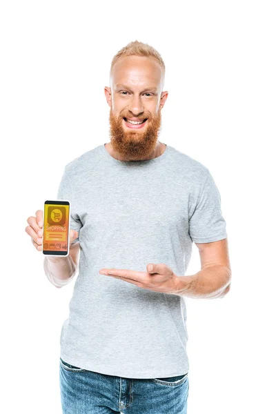 Hombre sonriente mostrando teléfono inteligente con aplicación de compras, aislado en blanco - foto de stock