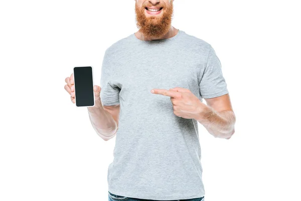 Vue recadrée de l'homme heureux pointant vers le smartphone avec écran blanc, isolé sur blanc — Photo de stock