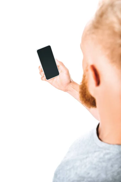 Vue recadrée de l'homme regardant smartphone avec écran blanc, isolé sur blanc — Photo de stock