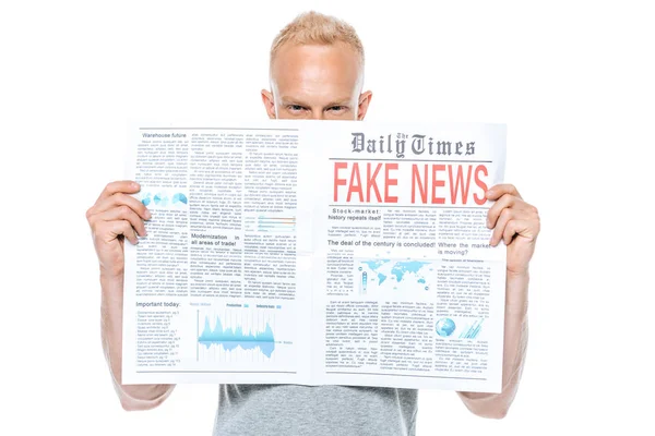 Blonder Mann liest Zeitung mit Fake News, isoliert auf weiß — Stockfoto