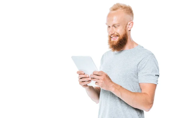 Hombre sonriente guapo usando tableta digital, aislado en blanco - foto de stock