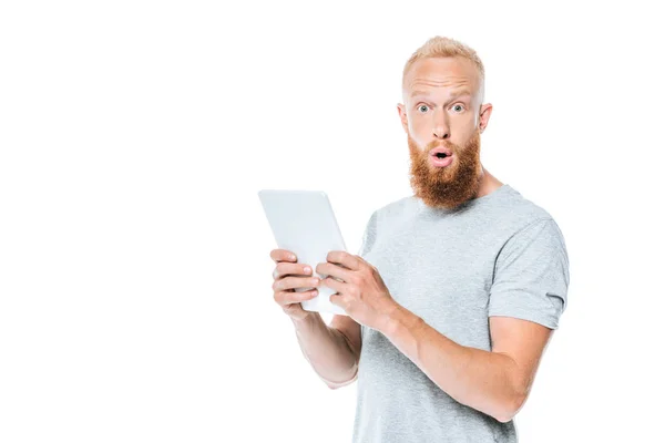 Bonito chocado homem usando digital tablet, isolado no branco — Fotografia de Stock