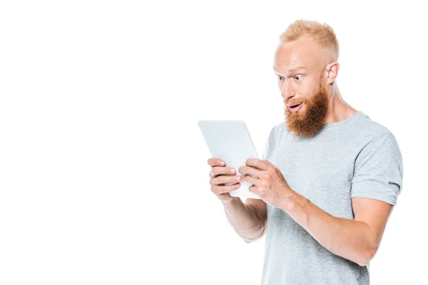 Удивленный человек с помощью цифрового планшета, изолированные на белом — стоковое фото