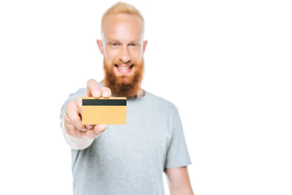 Веселий бородатий чоловік тримає кредитну картку, ізольований на білому — стокове фото