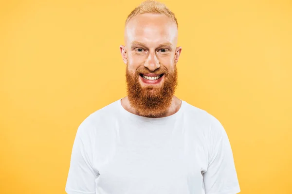 Retrato de homem barbudo bonito feliz, isolado em amarelo — Fotografia de Stock