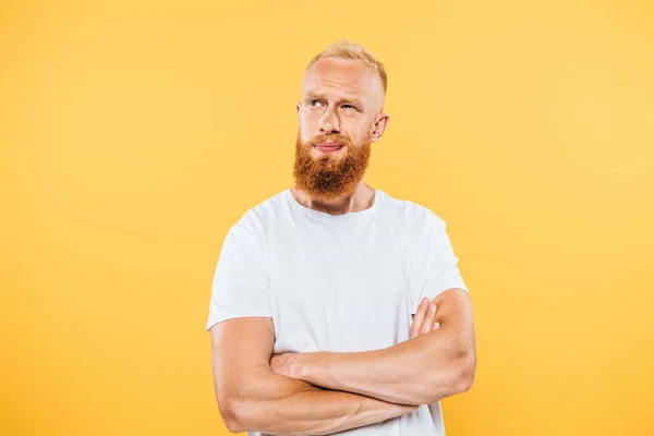 Портрет задумчивого бородатого человека, изолированного на желтом — стоковое фото