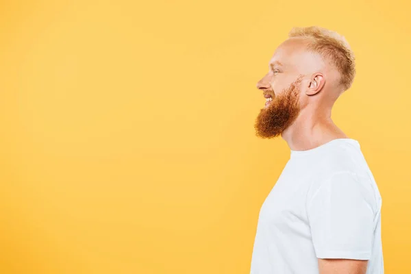 Retrato de perfil de homem barbudo bonito feliz, isolado em amarelo — Fotografia de Stock