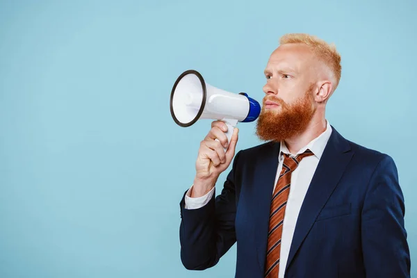 Бородатий бізнесмен з мегафоном, ізольований на синьому — стокове фото