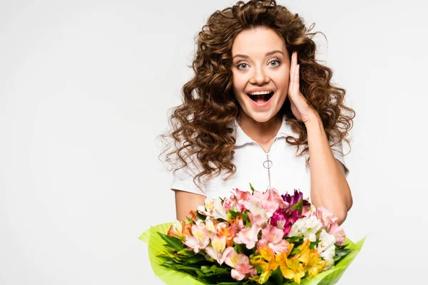 Aufgeregtes lockiges Mädchen mit Blumenstrauß, isoliert auf weiß — Stockfoto