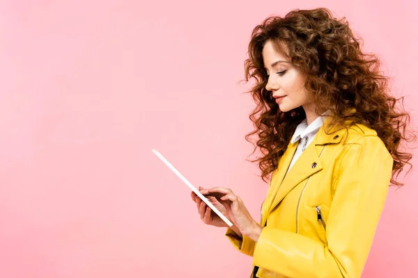 Belle femme bouclée utilisant tablette numérique, isolé sur rose — Photo de stock