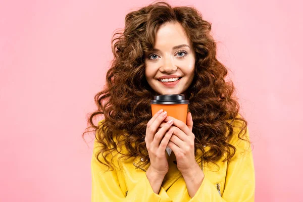 Bella donna felice con caffè da andare, isolato su rosa — Foto stock